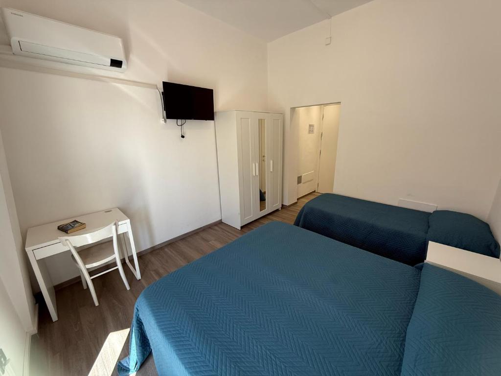 Cette petite chambre comprend un lit et une petite table. dans l'établissement Hotel B&B Sole, à Senigallia 12 autres photos