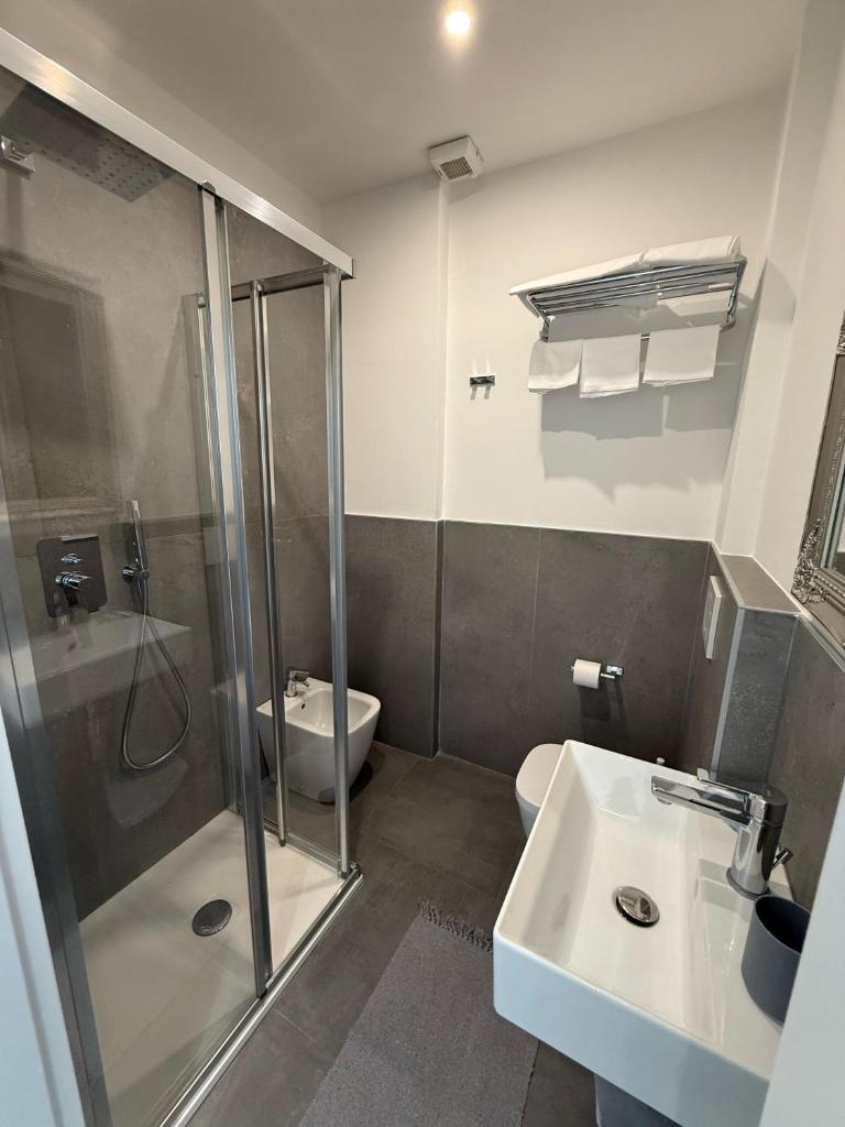 une salle de bain avec douche, lavabo et toilettes dans l'établissement Hotel B&B Sole, à Senigallia