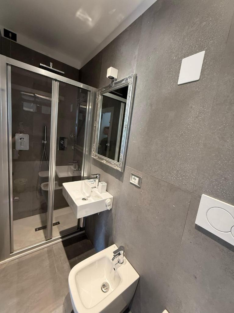 La salle de bains est pourvue de 2 lavabos, d'une douche et de toilettes. dans l'établissement Hotel B&B Sole, à Senigallia