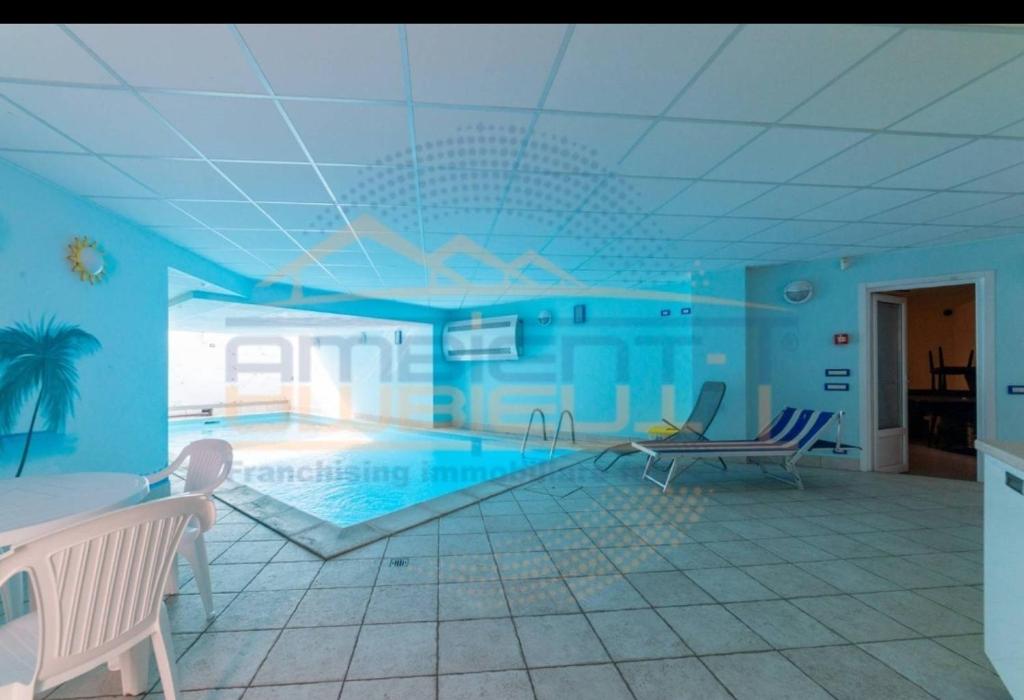 Cette chambre dispose d'une piscine avec des chaises et une table. dans l'établissement Villa Idea, à Lenno