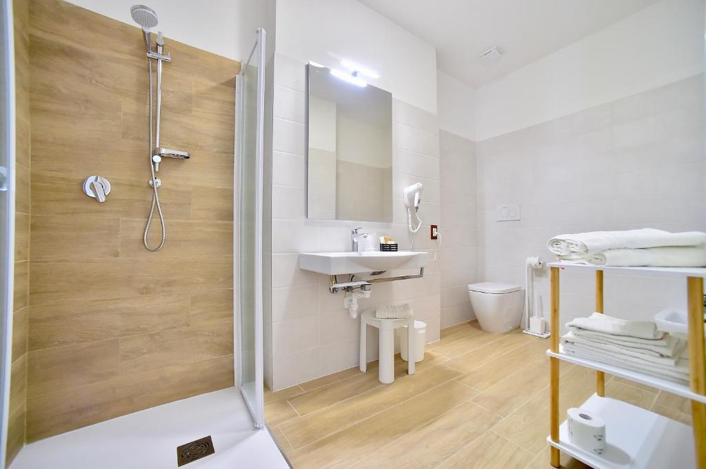 une salle de bain avec douche et lavabo dans l'établissement Hotel Di Giovanni, à Bibione