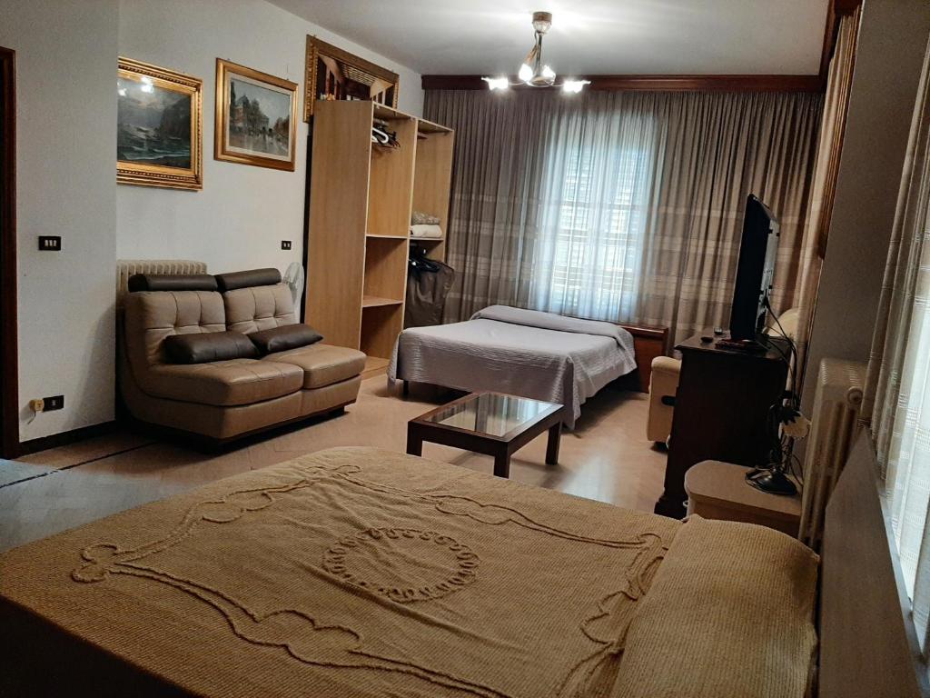 un salon avec un lit et un canapé dans l'établissement Villa Isabel, à Arezzo
