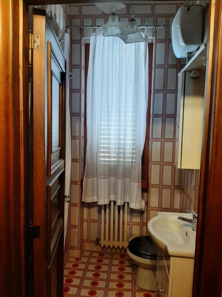 une salle de bain avec un lavabo et des toilettes et une fenêtre dans l'établissement Villa Isabel, à Arezzo