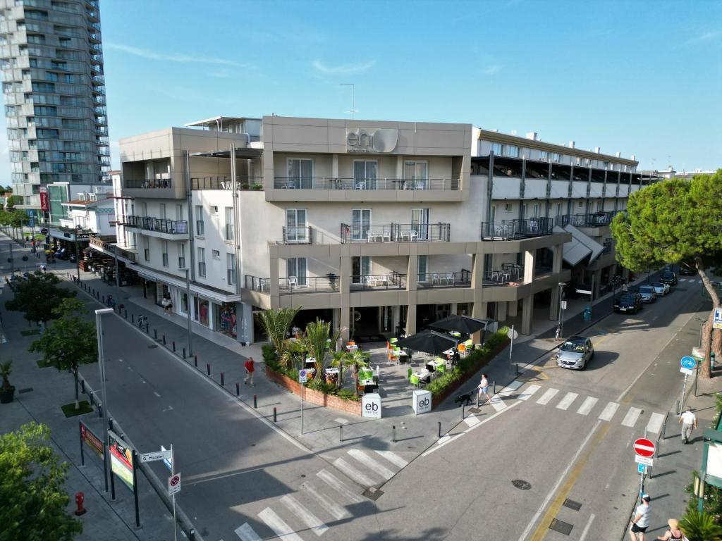 un immeuble d'appartements avec une rue devant dans l'établissement Hotel Eden, à Lido di Jesolo