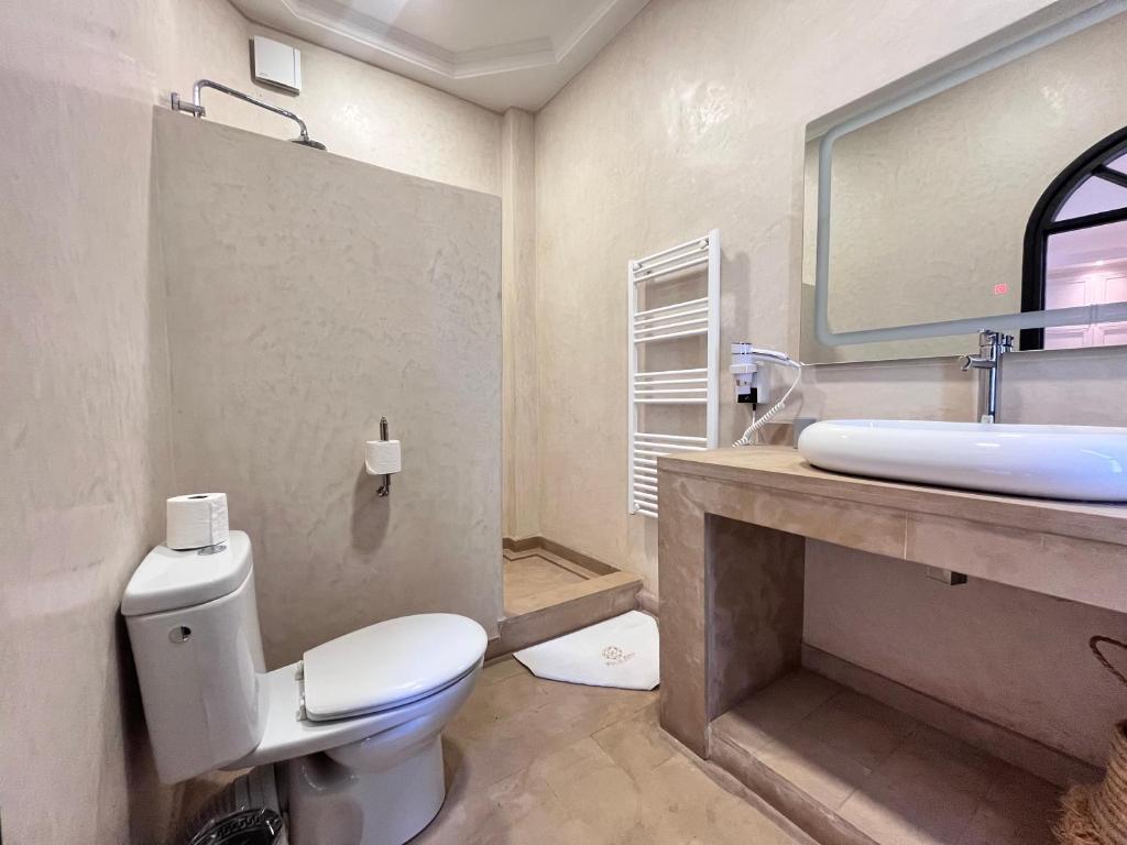 une salle de bain avec des toilettes blanches et un lavabo dans l'établissement Riad Al Rimal & Spa, à Marrakech 37 autres photos