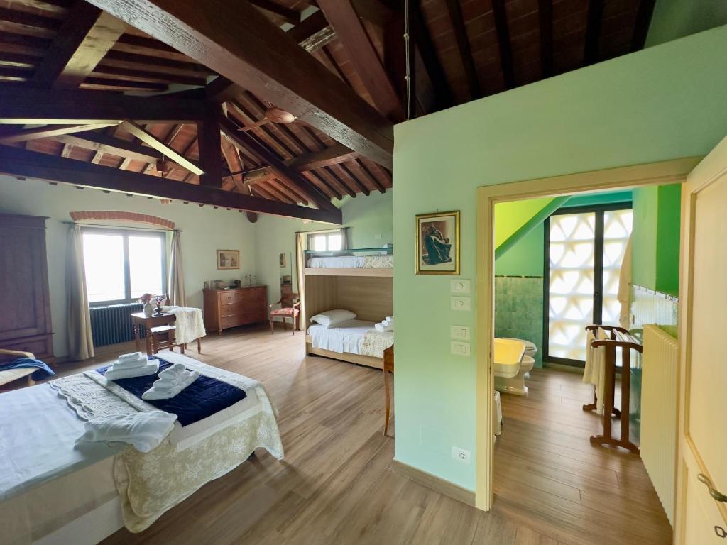 - une chambre avec 2 lits dans une pièce aux murs verts dans l'établissement La Pietra Piana Villa panoramica con spa e piscina naturale vicino Firenze, à Reggello