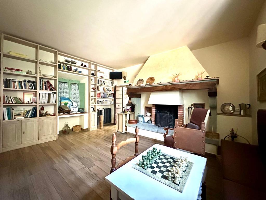 un salon avec une table et une cheminée dans l'établissement La Pietra Piana Villa panoramica con spa e piscina naturale vicino Firenze, à Reggello