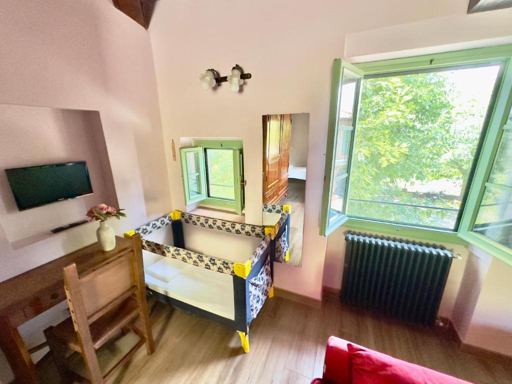 Cette chambre comprend un miroir et une fenêtre. dans l'établissement La Pietra Piana Villa panoramica con spa e piscina naturale vicino Firenze, à Reggello