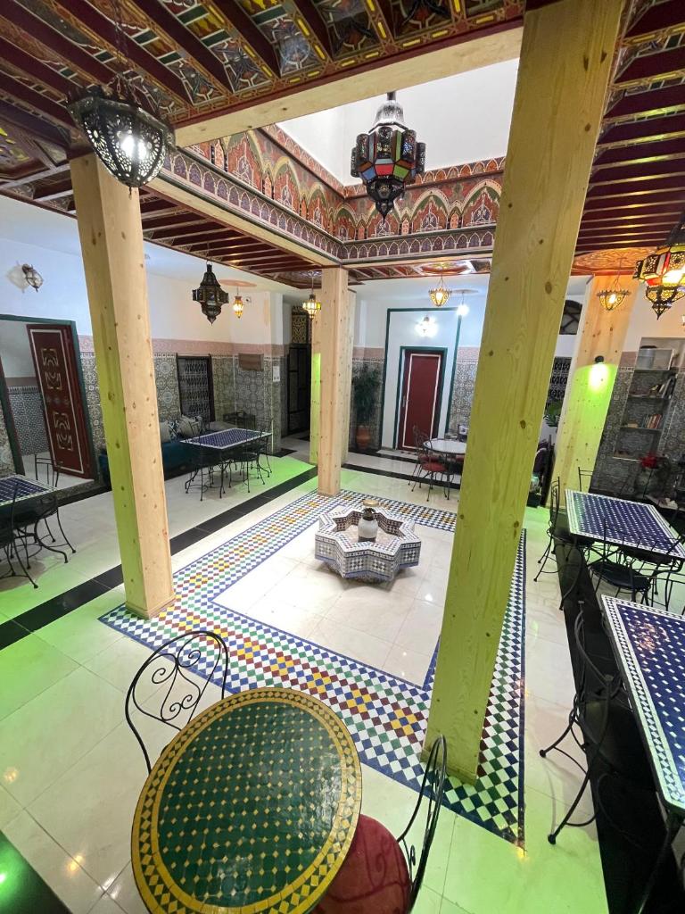 une chambre avec une table et des chaises à un étage dans l'établissement La Casa Espanyola, à Fès