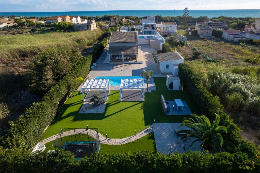 une vue aérienne d'une maison avec piscine dans l'établissement Villa Gemma mare e piscina riscaldata, à Santa Maria Del Focallo