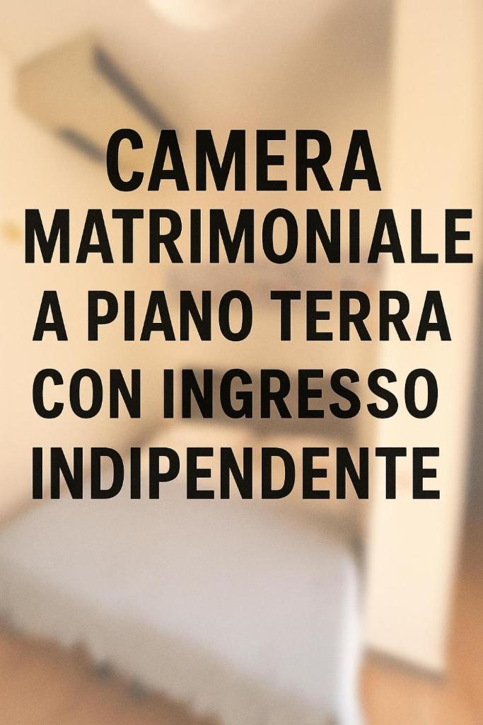 une affiche avec les mots cancer malariaynchronous a plano terro terro on dans l'établissement Hotel Nazionale, à Milano Marittima