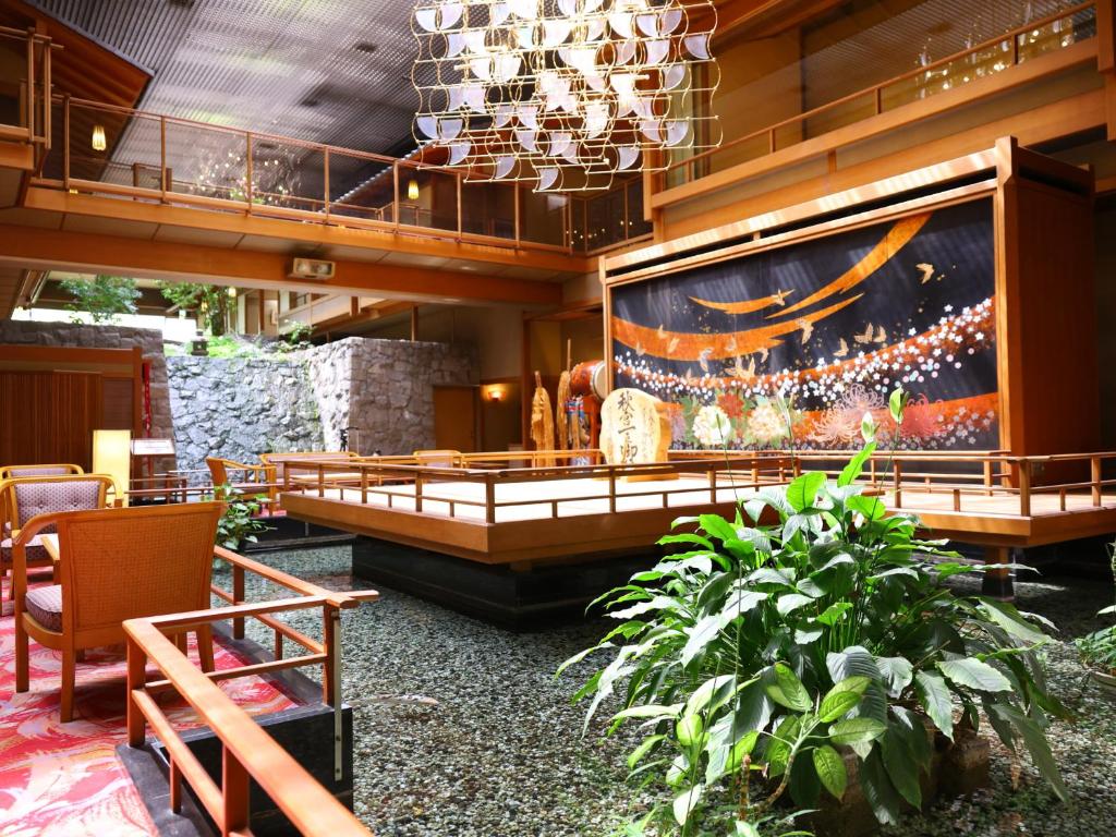 - un hall orné d'une grande peinture murale dans l'établissement Hamanoyu, à Suwa