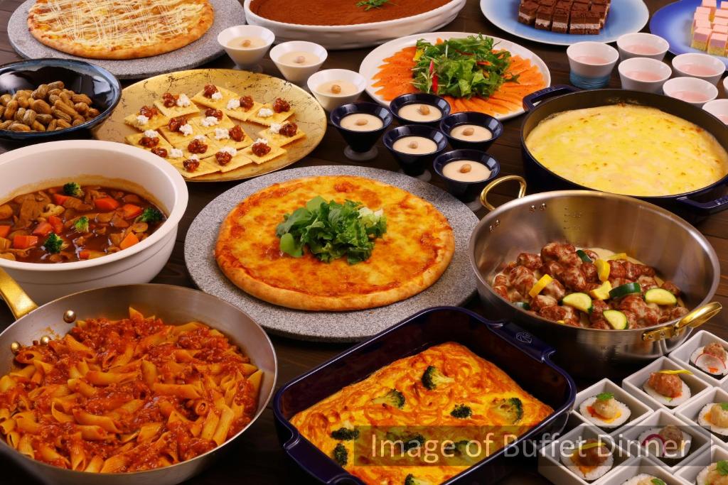 une table garnie de nombreux types d'aliments différents dans l'établissement KAMENOI HOTEL Kujukuri, à Asahi