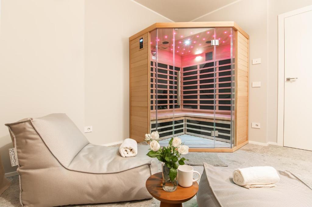 un salon avec une chaise et une fenêtre dans l'établissement Villa Sabrina, à Colico 98 autres photos