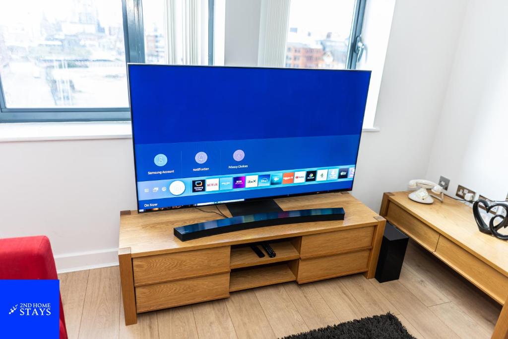 2ndHomeStays-Digbeth-B12 I Large Stylish 2-Bed Apartment I Ensuite I Sleeps 6 I Free Parking & WiFi I Perfect for Work Stays, Relocations & Holiday I Near Birmingham Project Sites & Attractions 5