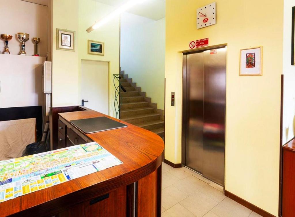 - une cuisine avec un comptoir et un réfrigérateur dans la chambre dans l'établissement Hotel Holiday Garnì - Pet Friendly, à Giulianova