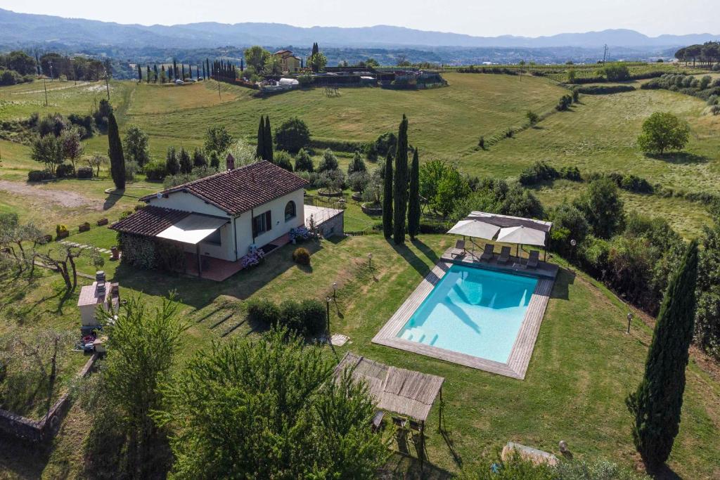 - une vue aérienne sur une maison avec une piscine dans un champ dans l'établissement Villa al Vento by Mmega, à Levane