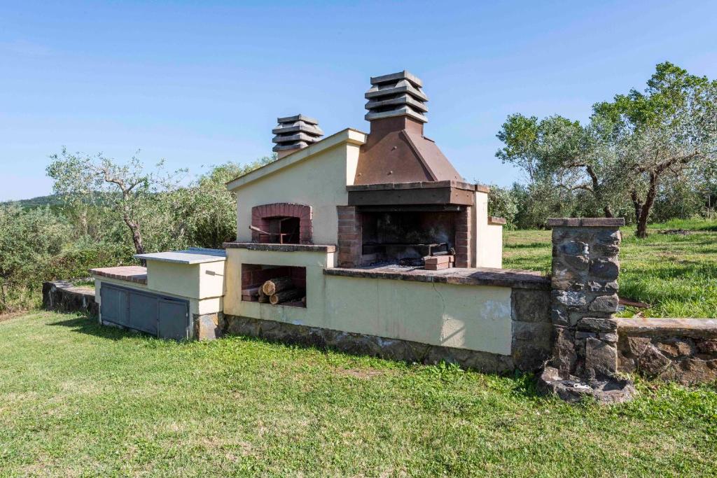 Un four extérieur est installé dans un champ dans l'établissement Villa al Vento by Mmega, à Levane