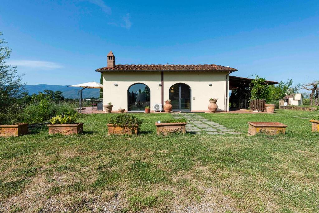 une maison dans un champ avec une cour dans l'établissement Villa al Vento by Mmega, à Levane