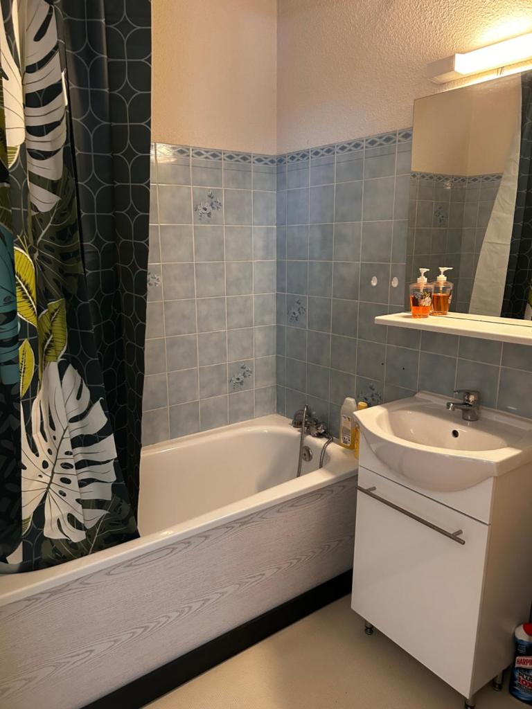 une salle de bain avec une baignoire et un lavabo et une baignoire dans l'établissement Studio la Gioia, à Allos 37 autres photos