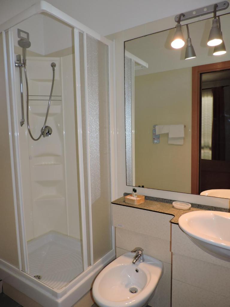 une salle de bain avec une douche, des toilettes et un lavabo dans l'établissement Hotel Il Pino, à San Vincenzo 29 autres photos