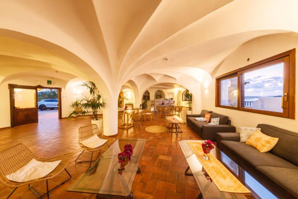 un salon avec un canapé et une table dans l'établissement Hotel Pedra Santa, à Baja Sardinia