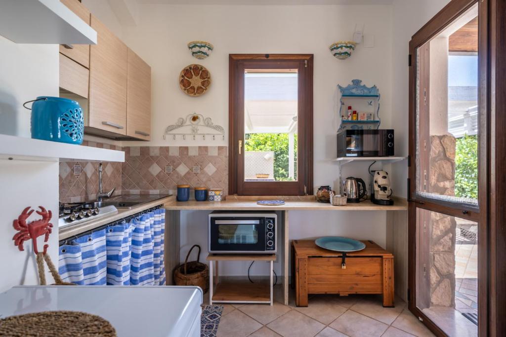 Il comprend une cuisine avec un comptoir et une télévision. dans l'établissement VILLA HIBISCUS, à Castellammare del Golfo