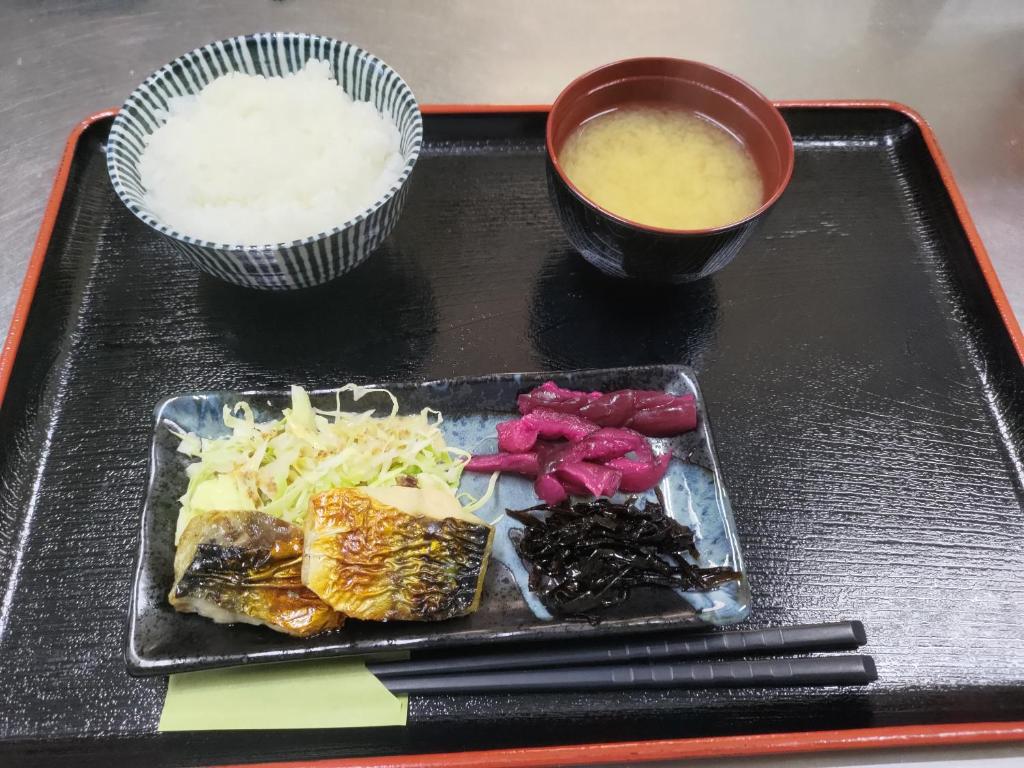 - un plateau avec une assiette de nourriture et un bol de riz dans l'établissement hotelLUANA 18歳未満入場禁止, à Nankoku