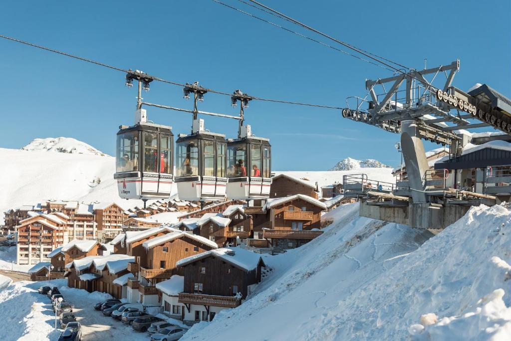 une remontée mécanique au-dessus d'une ville dans la neige dans l'établissement Résidence Pierre & Vacances Le Mont Soleil, à La Plagne