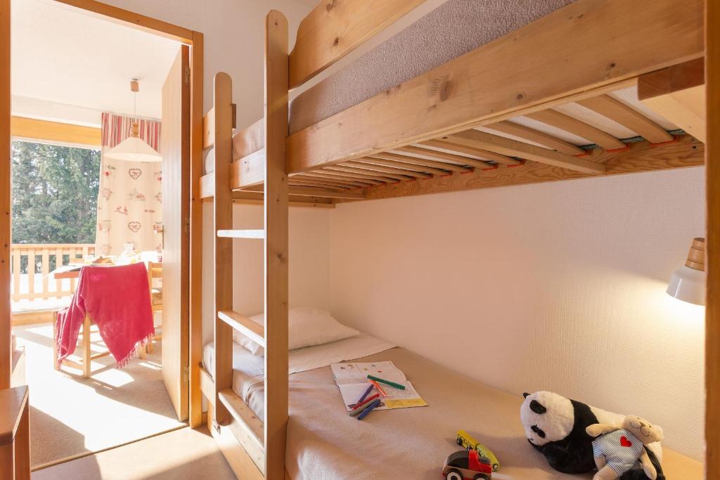 - une chambre pour enfants avec des lits superposés et des jouets dans l'établissement Résidence partenaire Le Golf, à Méribel