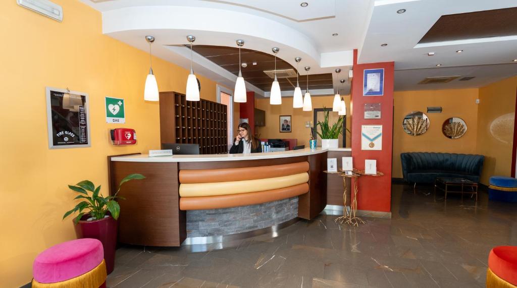 une femme assise dans un bar dans une salle d'attente dans l'établissement Hotel Sheila, à Lido di Jesolo 78 autres photos