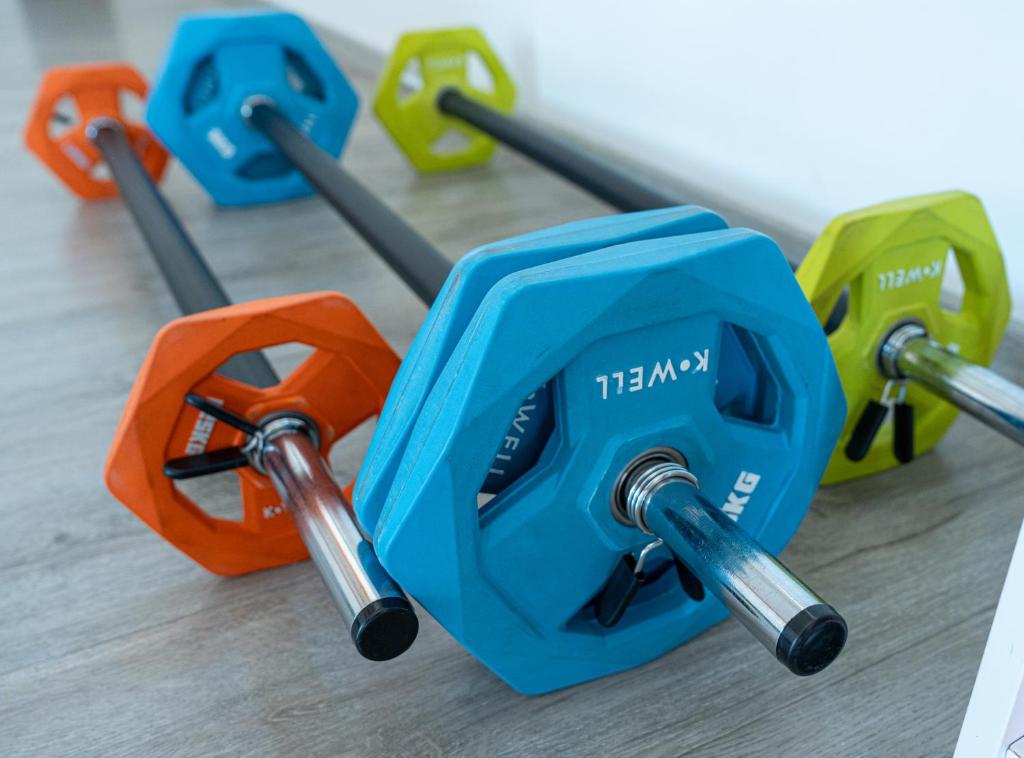 un groupe de différents types d'outils sur une table dans l'établissement Hotel Sheila, à Lido di Jesolo