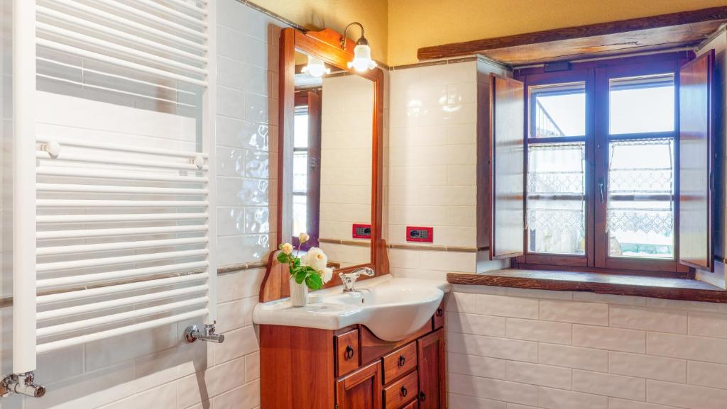 une salle de bain avec un lavabo et une fenêtre dans l'établissement Montebendico 6, Emma Villas, à Castel del Piano 28 autres photos