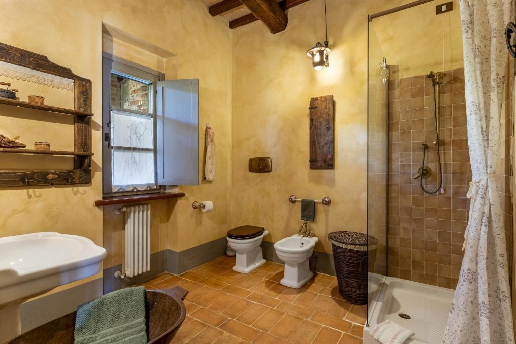 une salle de bain avec toilettes, douche et lavabo dans l'établissement San Rocco 4, Emma Villas, à Montecchio 18 autres photos