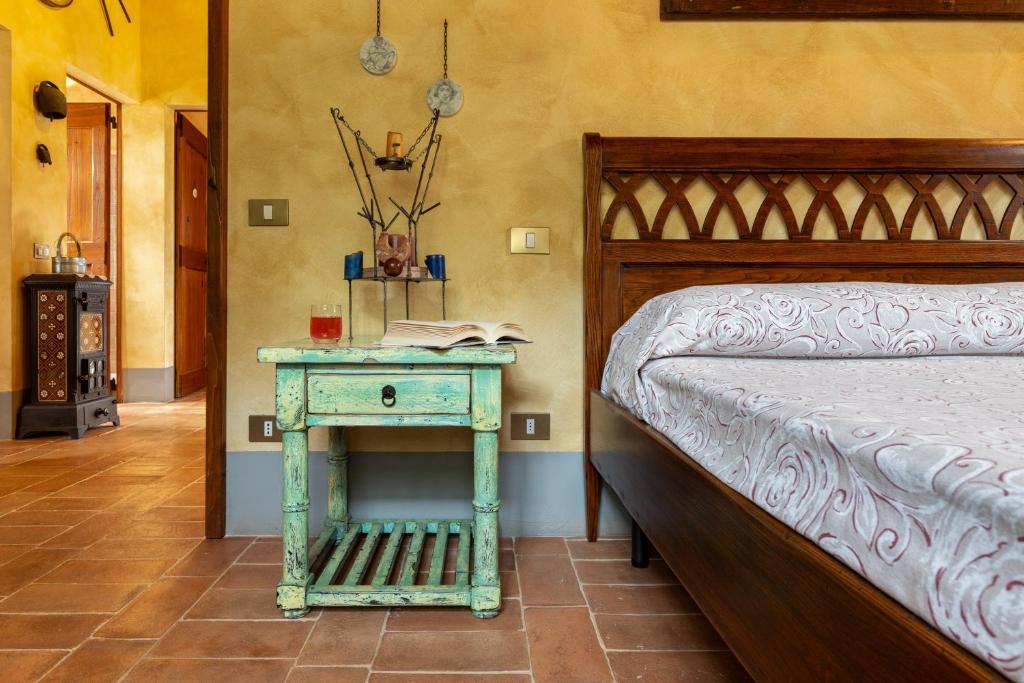 - une chambre avec un lit et une table de chevet dans l'établissement San Rocco 4, Emma Villas, à Montecchio