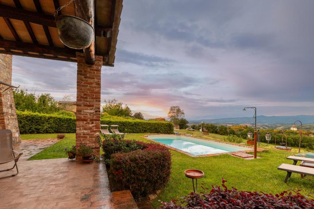 une arrière-cour avec une piscine et une table dans l'établissement San Rocco 4, Emma Villas, à Montecchio