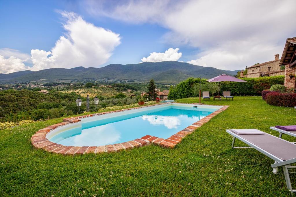une piscine dans la cour d'une maison dans l'établissement San Rocco 4, Emma Villas, à Montecchio