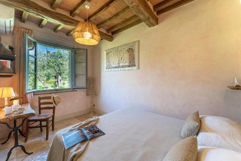 une chambre avec un lit, une table et une fenêtre dans l'établissement L'Oliveta 6, Emma Villas, à Gambassi Terme