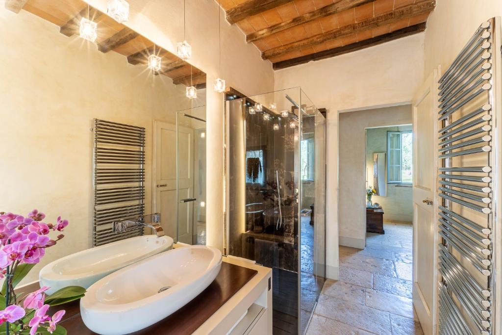 une grande salle de bain avec deux lavabos et une douche dans l'établissement L'Oliveta 6, Emma Villas, à Gambassi Terme