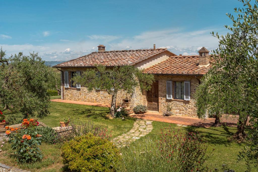 une maison en pierre avec un jardin en face dans l'établissement L'Oliveta 6, Emma Villas, à Gambassi Terme
