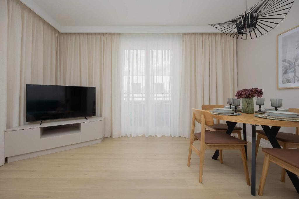 Cosy Air-Conditioned Apartment with Parking in the Garage by Renters Prestige 7