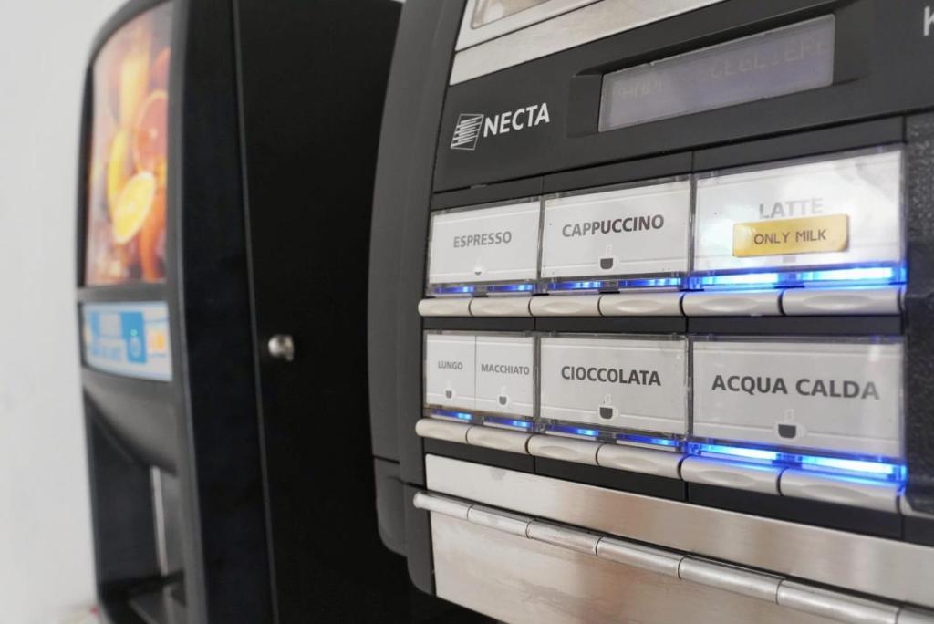 un gros plan d'un téléviseur avec un écran dans l'établissement Hotel Malibù Mare, à Rimini