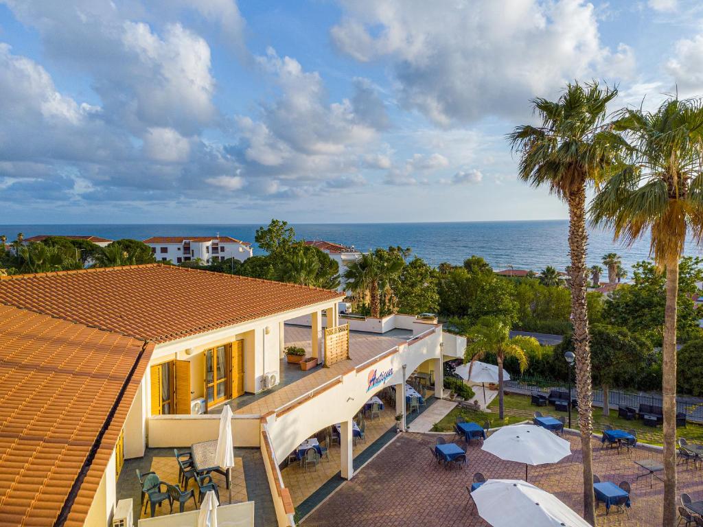 - une vue aérienne sur une maison avec des chaises et des parasols dans l'établissement Residence Antigua, à Bonifati