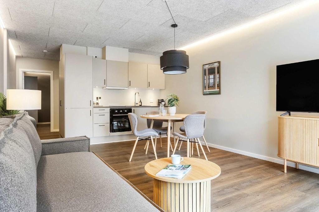 4-Person Midtown Apartment w Easy Access 8