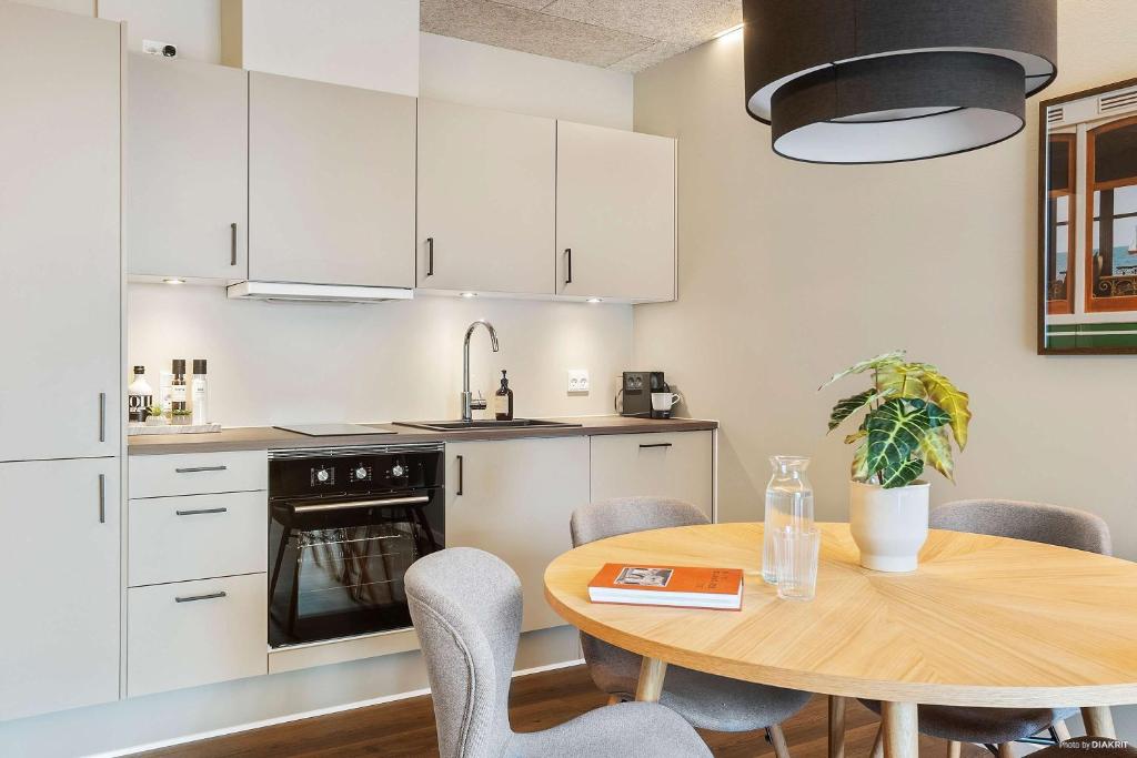 4-Person Midtown Apartment w Easy Access 4