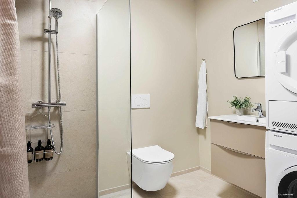 4-Person Midtown Apartment w Easy Access 2
