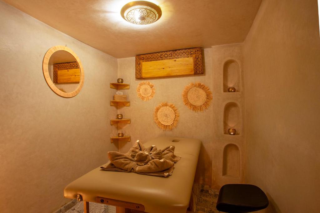 La salle de bains est pourvue d'un lavabo et d'une serviette. dans l'établissement Riad Itrane, à Marrakech