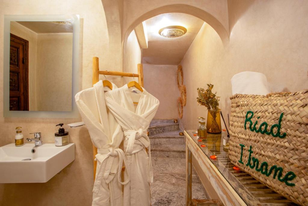 une salle de bain avec un lavabo et un rideau de douche dans l'établissement Riad Itrane, à Marrakech