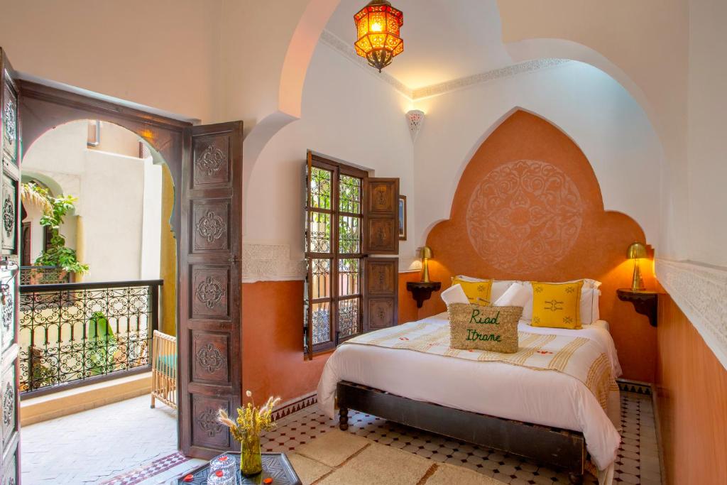une chambre avec un lit et un balcon dans l'établissement Riad Itrane, à Marrakech 37 autres photos