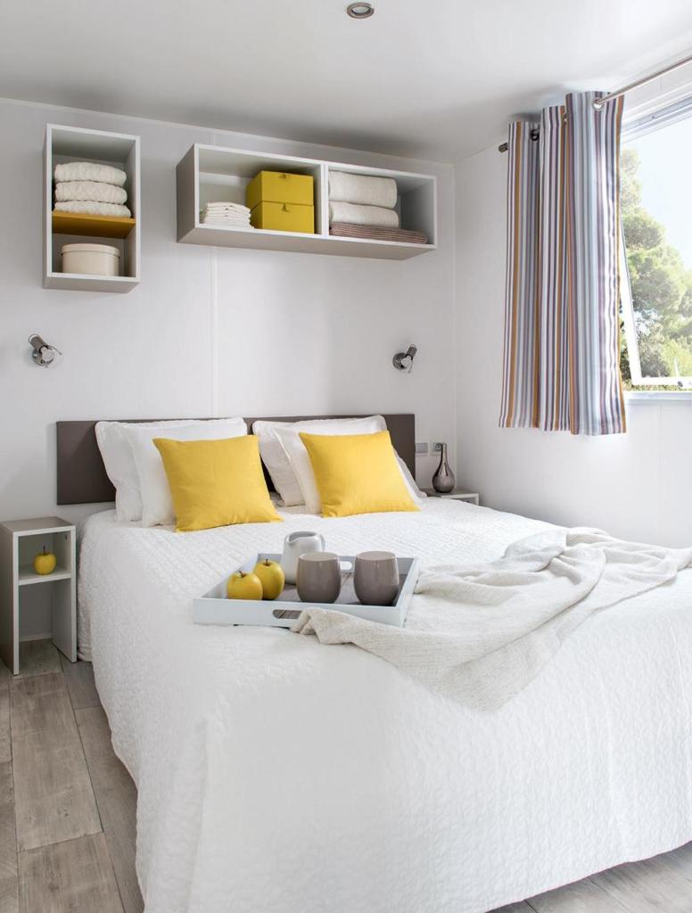 - une chambre avec un lit blanc et des fruits dans l'établissement Carazur Mobilhomes Camping Fréjus, à Fréjus 37 autres photos